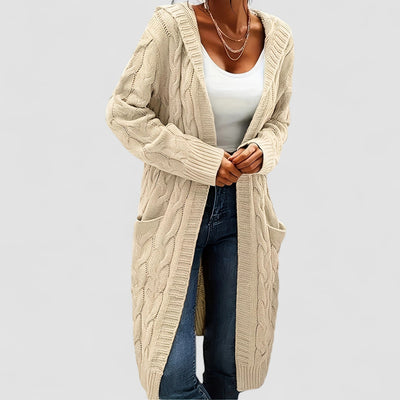 Stilhaus Bern | Lange Strickjacke mit Kapuze und lässiger Eleganz